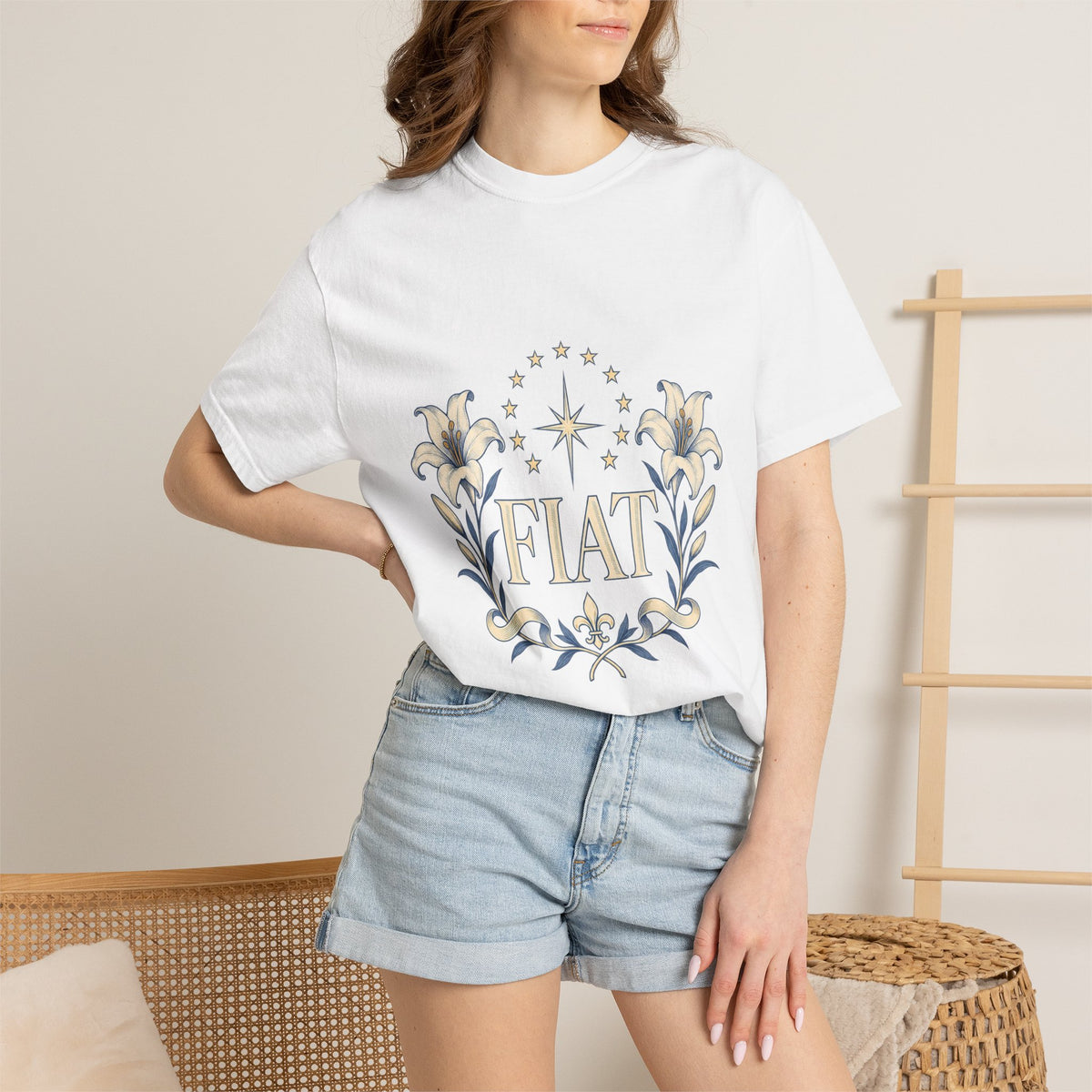 Camiseta unisex Fiat con lirios marianos | Camiseta católica de Nuestra Señora