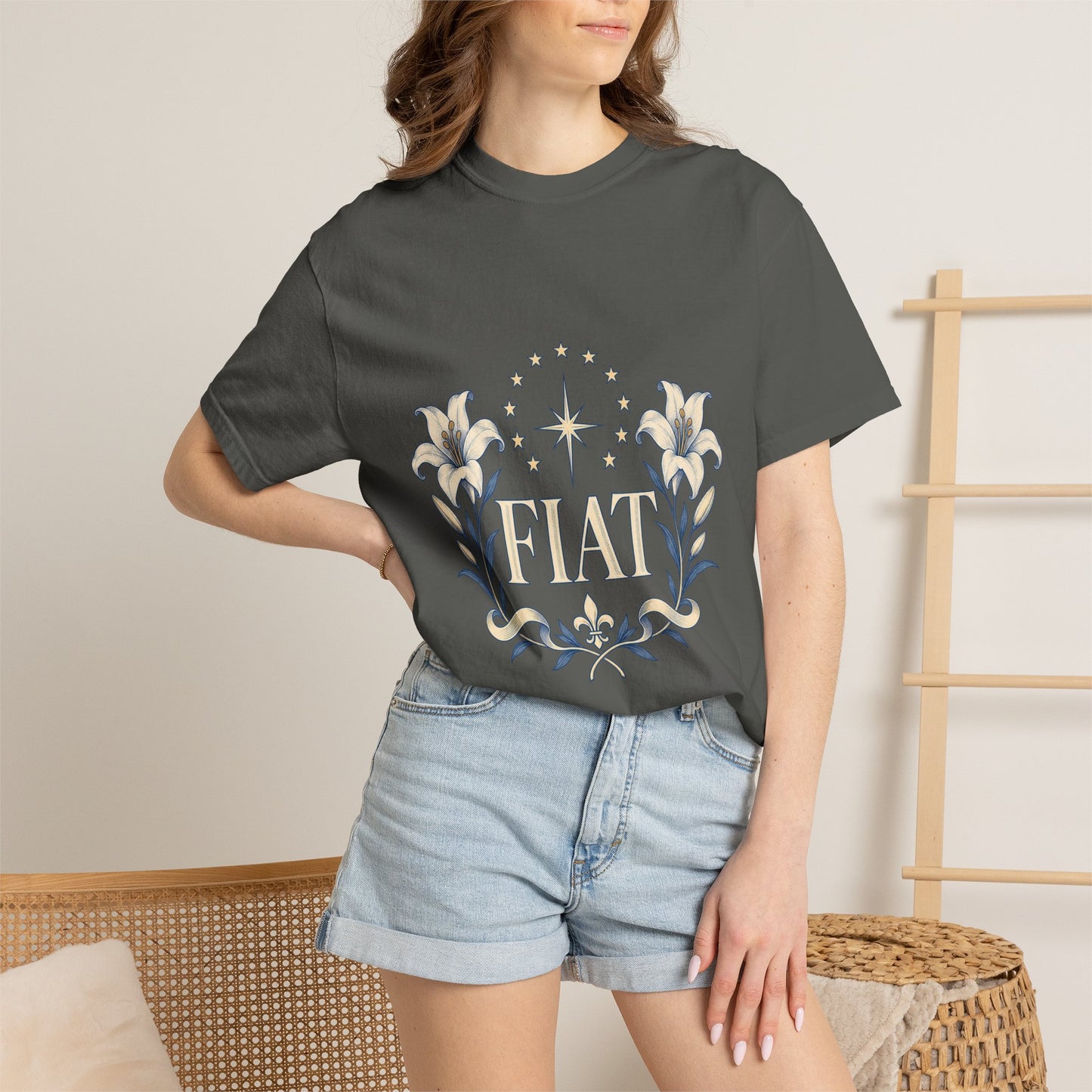 Camiseta unisex Fiat con lirios marianos | Camiseta católica de Nuestra Señora