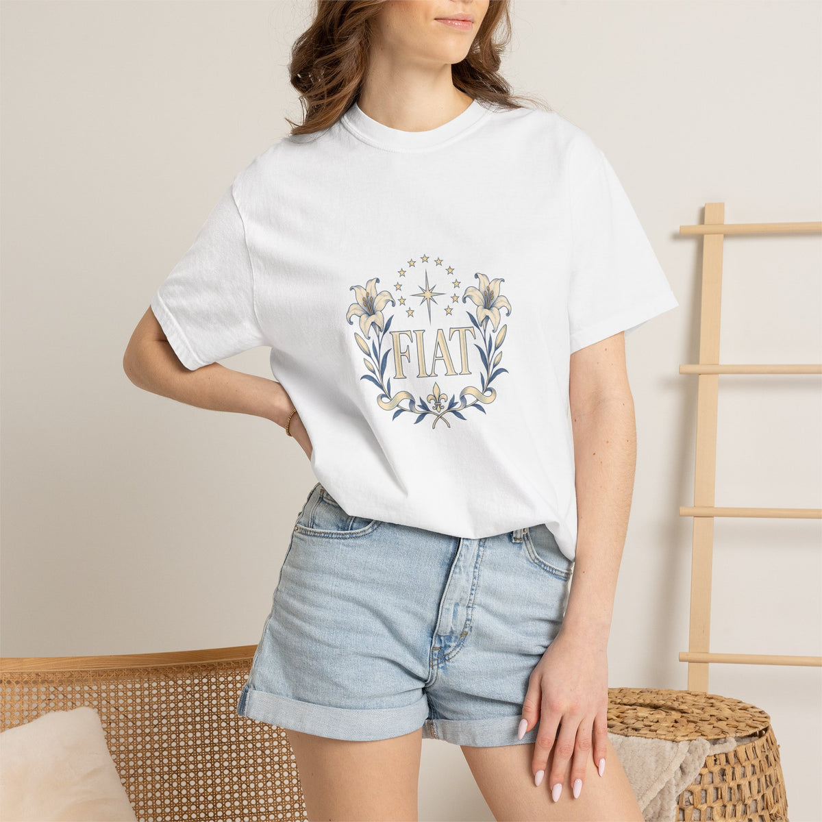 Camiseta unisex Fiat con lirios marianos | Camiseta católica de Nuestra Señora