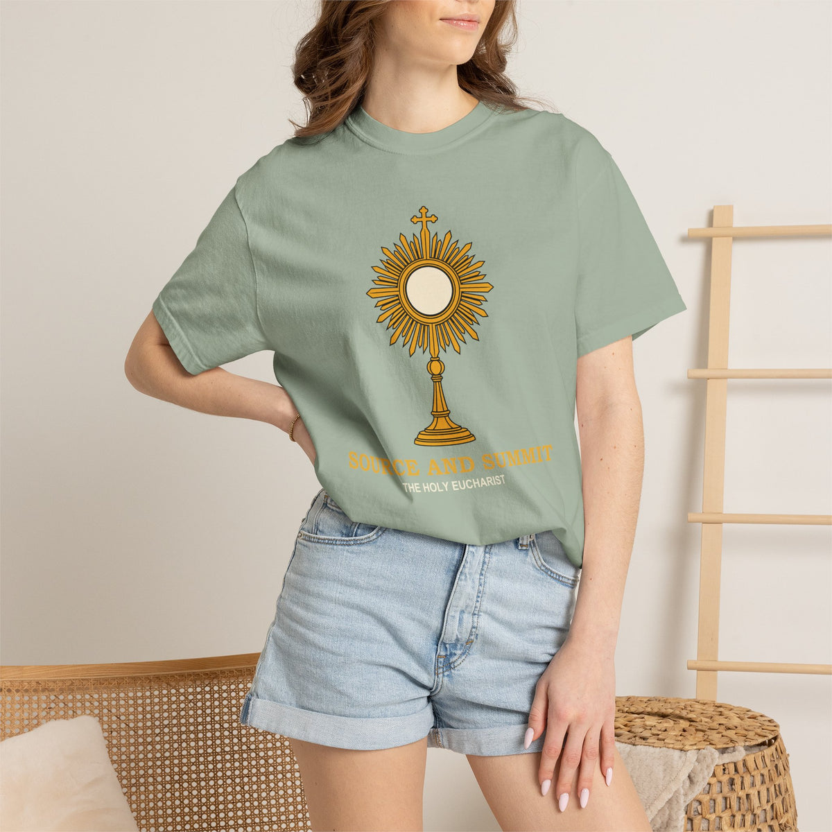 Camiseta «La Eucaristía, fuente y cumbre», camiseta católica con custodia, camiseta de adoración, regalo para la Primera Comunión