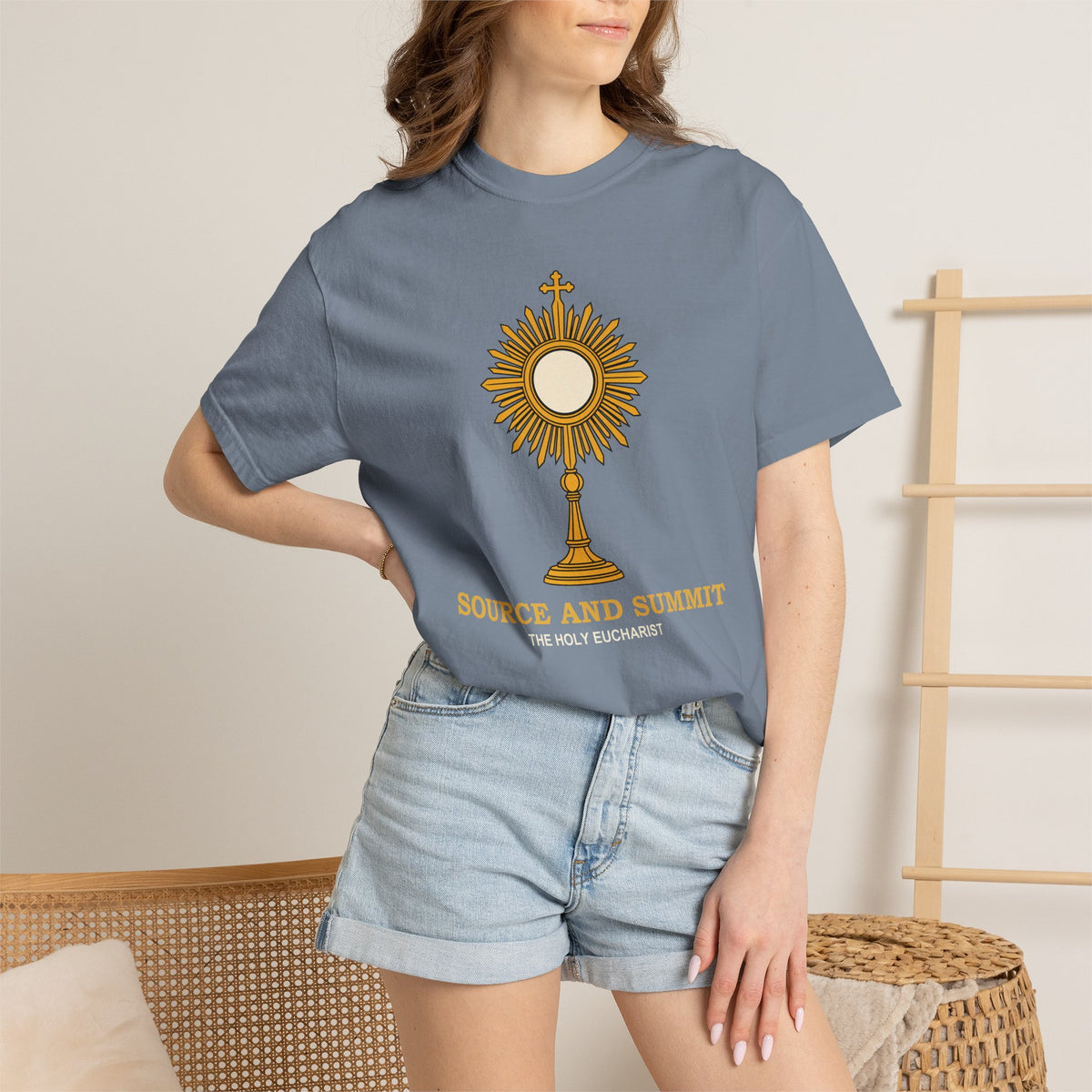 Camiseta «La Eucaristía, fuente y cumbre», camiseta católica con custodia, camiseta de adoración, regalo para la Primera Comunión