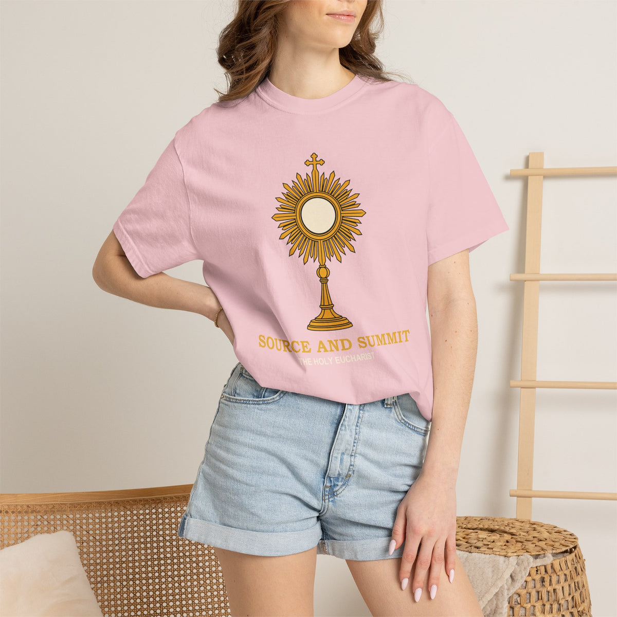 Camiseta «La Eucaristía, fuente y cumbre», camiseta católica con custodia, camiseta de adoración, regalo para la Primera Comunión