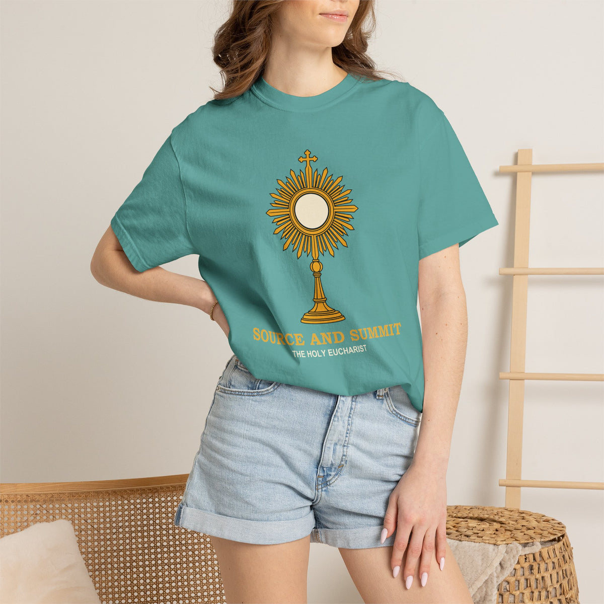 Camiseta «La Eucaristía, fuente y cumbre», camiseta católica con custodia, camiseta de adoración, regalo para la Primera Comunión