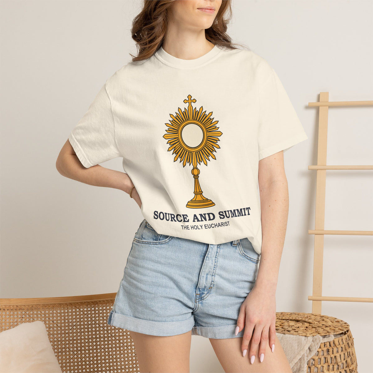 Camiseta «La Eucaristía, fuente y cumbre», camiseta católica con custodia, camiseta de adoración, regalo para la Primera Comunión