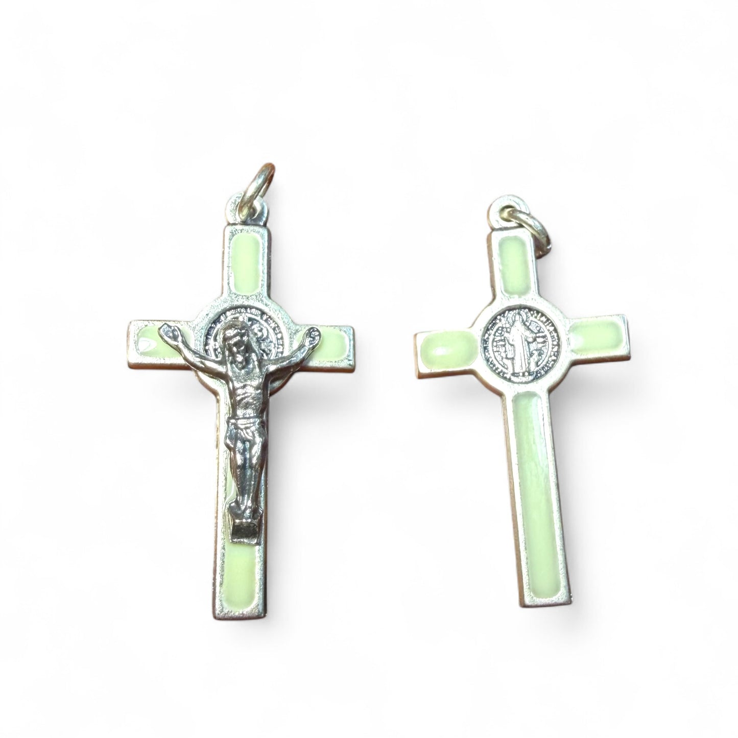 Cruz de São Bento - Esmalte que brilha no escuro - Abençoada pelo Papa Leão XIV