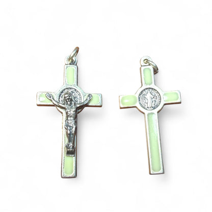Cruz de São Bento - Esmalte que brilha no escuro - Abençoada pelo Papa Leão XIV