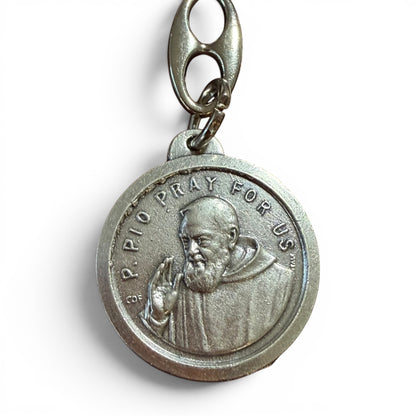 Schlüsselanhänger St. Pio mit Reliquie – Gesegnet von Papst Leo