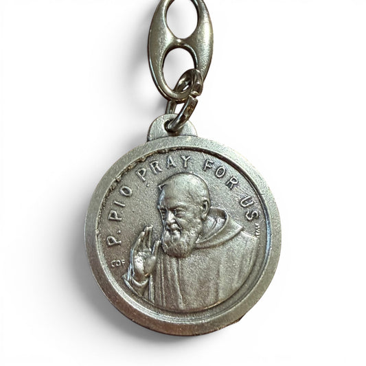 Schlüsselanhänger St. Pio mit Reliquie – Gesegnet von Papst Leo